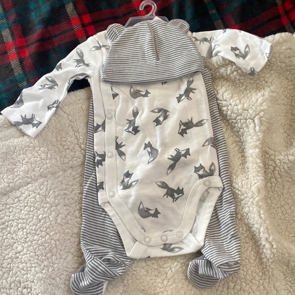 3 piece matching set / carters for 3 month old